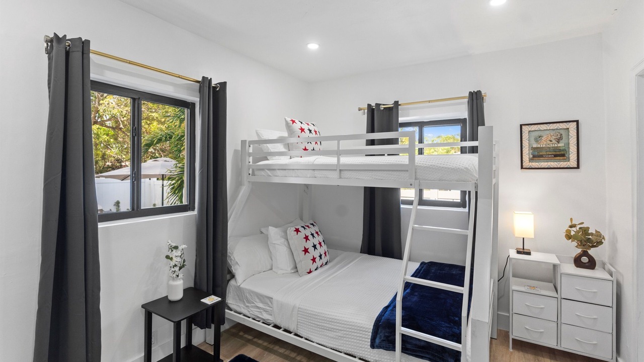 Photo of Bedroom in Central Oakland Park