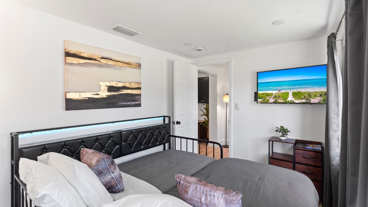 Photo of Bedroom in Central Oakland Park