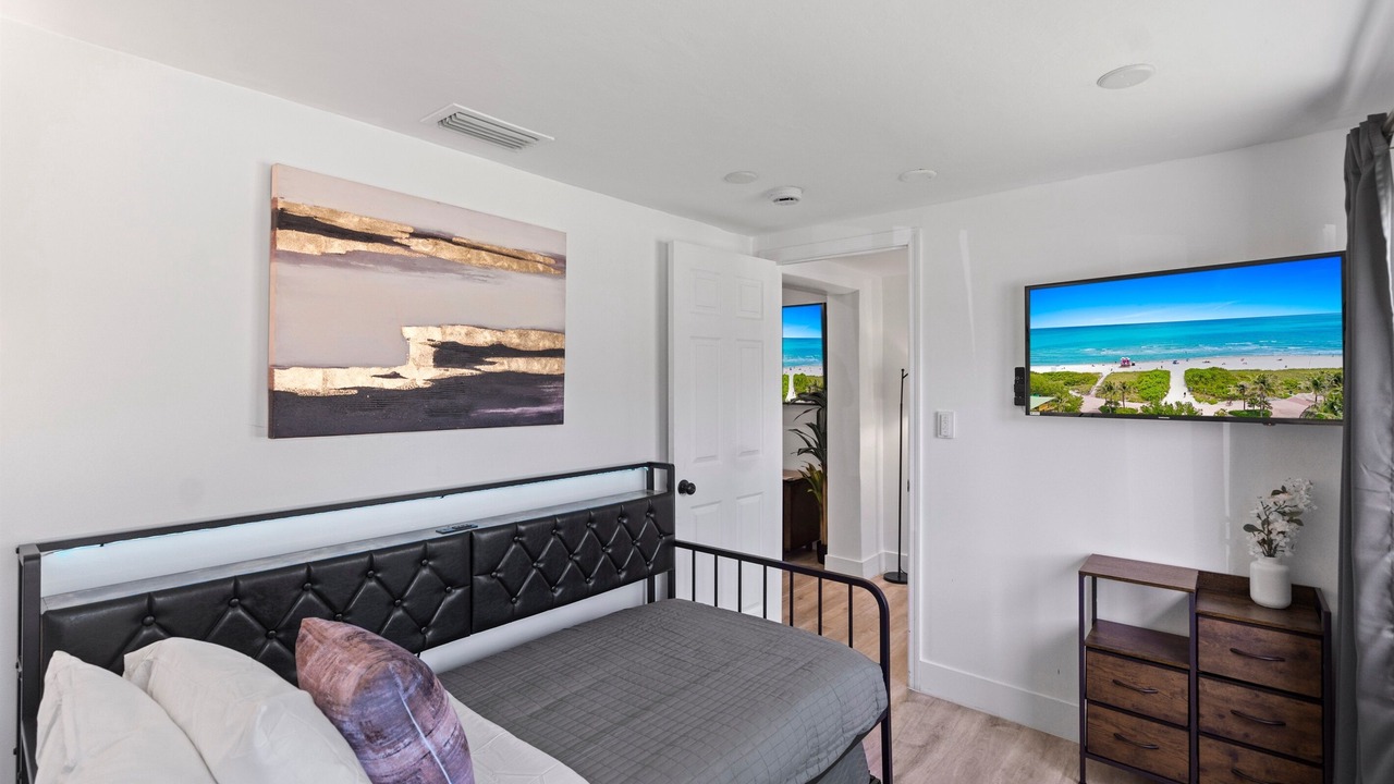 Photo of Bedroom in Central Oakland Park
