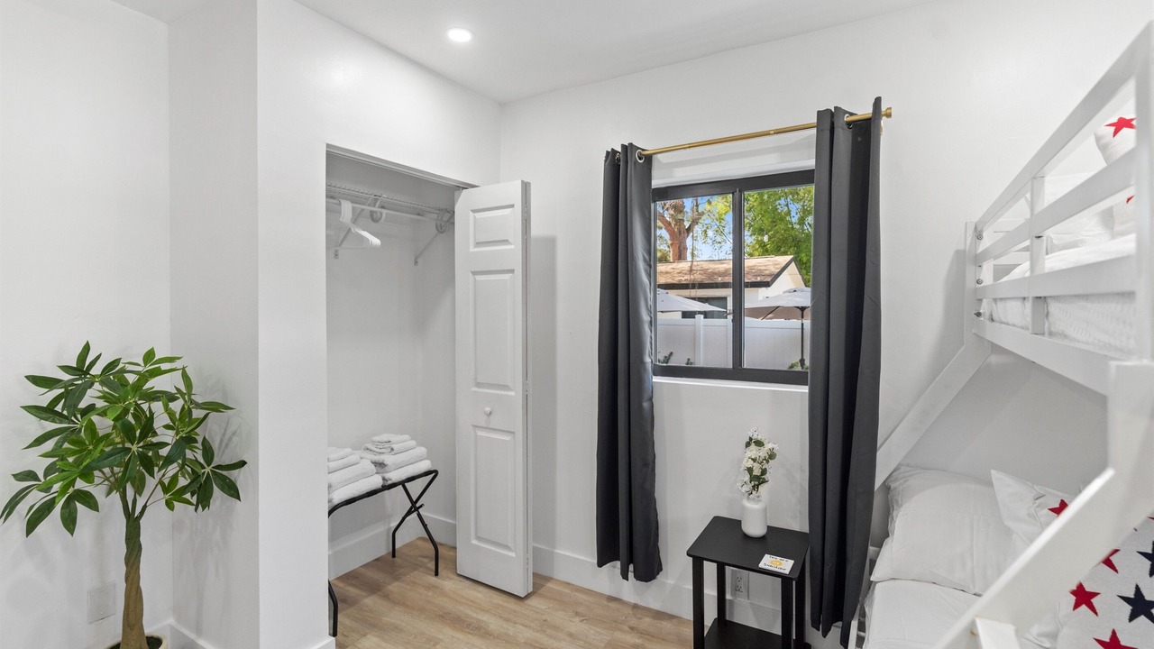 Photo of Bedroom in Central Oakland Park