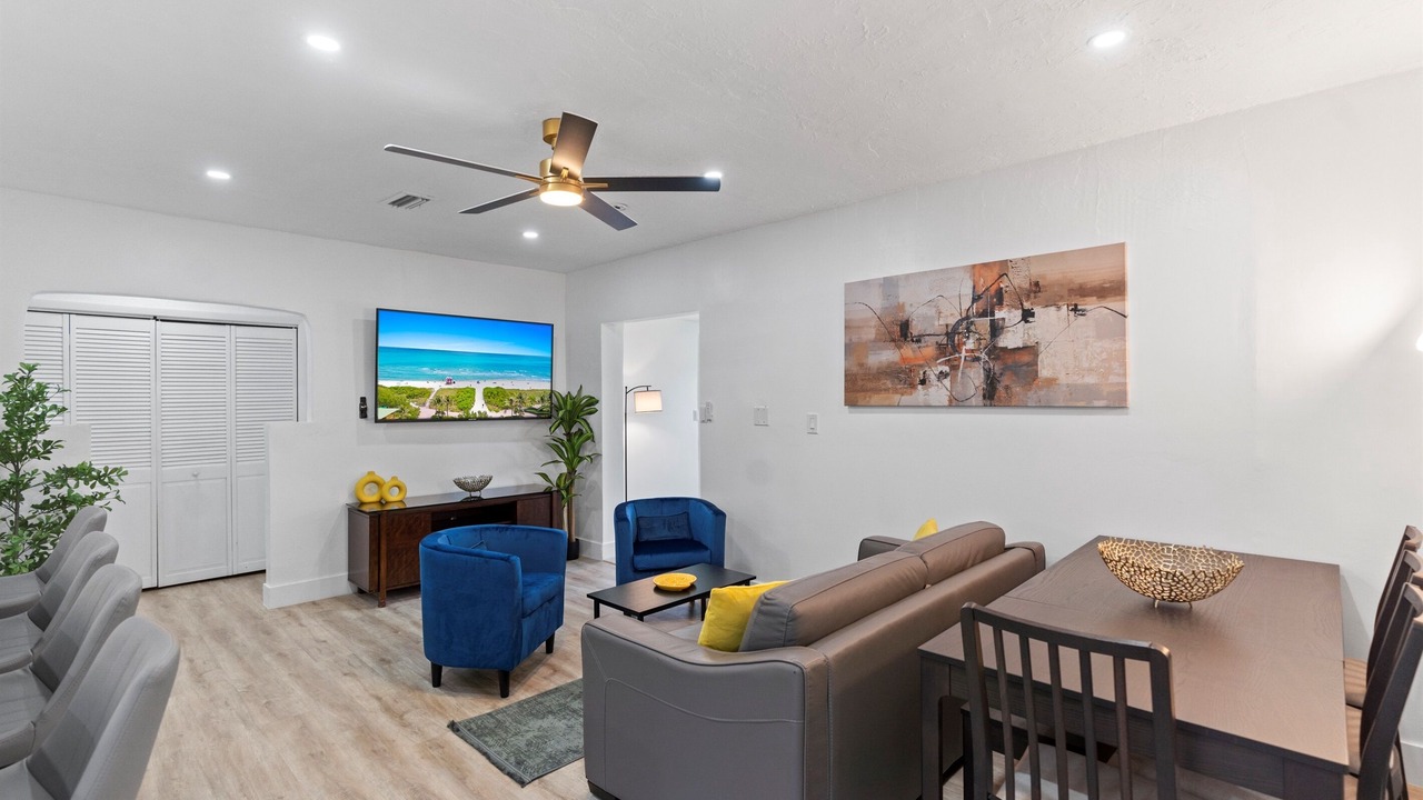 Photo of Livingroom in Central Oakland Park