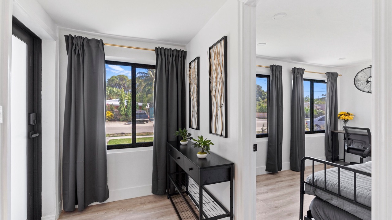 Photo of Bedroom in Central Oakland Park