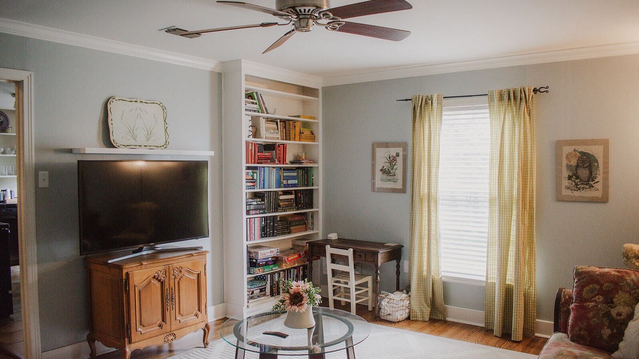 Photo of Livingroom in Sayles Blvd. Area