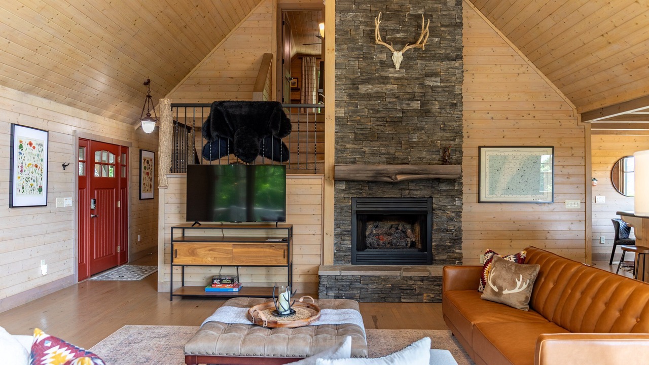 Photo of Livingroom in West Jefferson