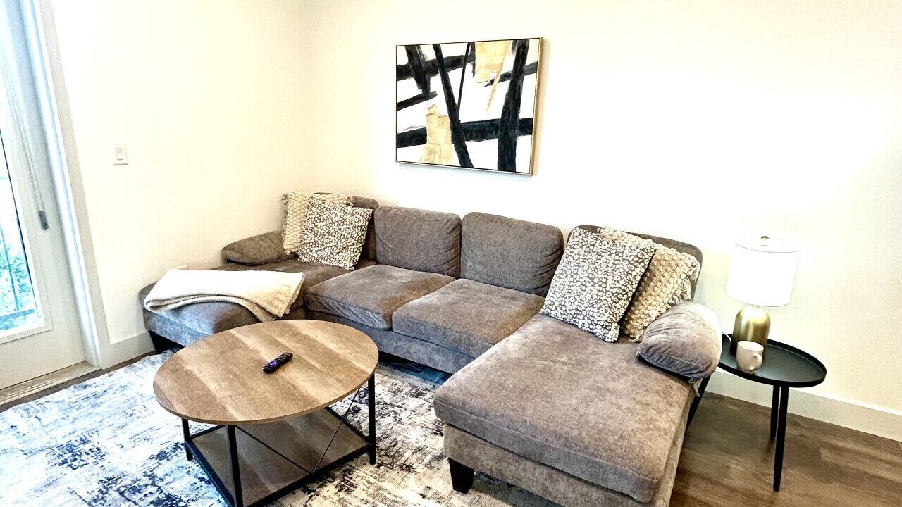 Photo of Livingroom in People's Freeway