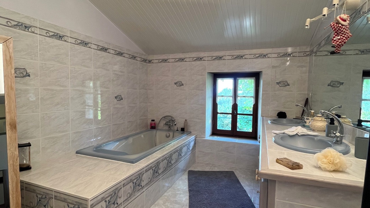 Photo of Bathroom in Le Gue-de-Velluire