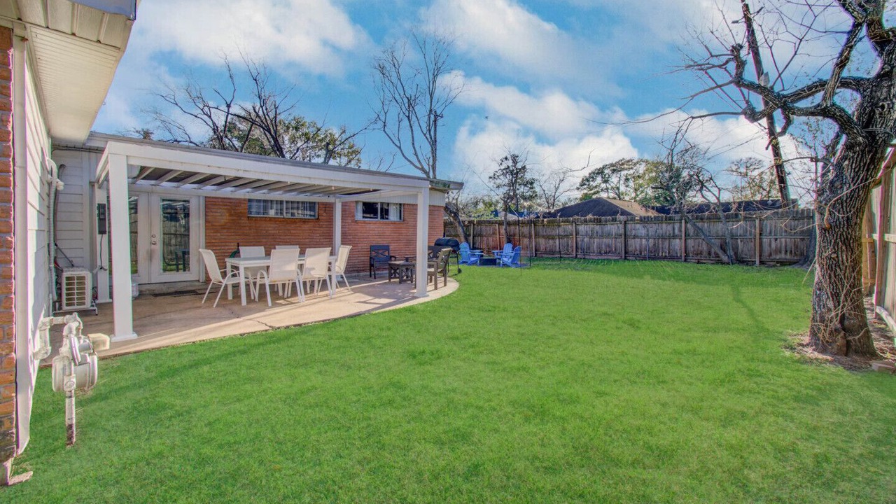Photo of Outdoor in Spring Branch West