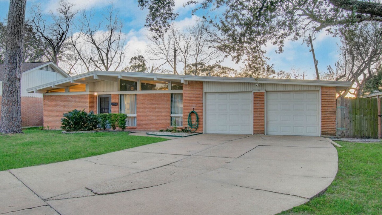 Photo of Outdoor in Spring Branch West