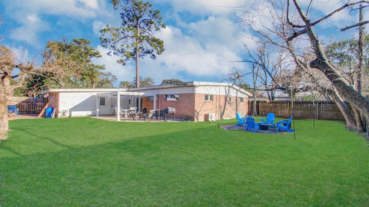 Photo of Outdoor in Spring Branch West