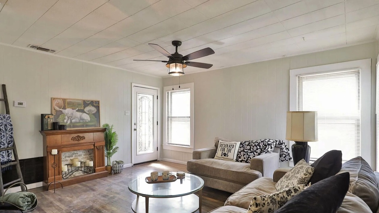 Photo of Livingroom in Elmwood Area
