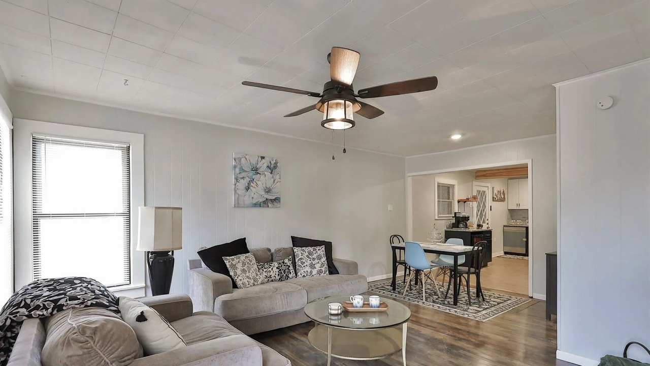 Photo of Livingroom in Elmwood Area
