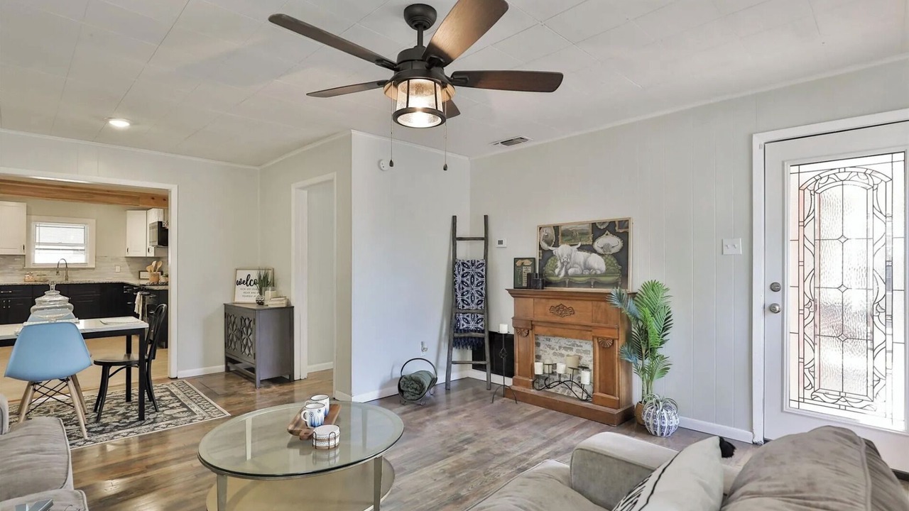 Photo of Livingroom in Elmwood Area