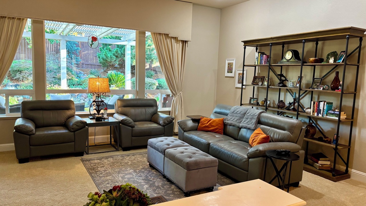 Photo of Livingroom in Whitney Oaks