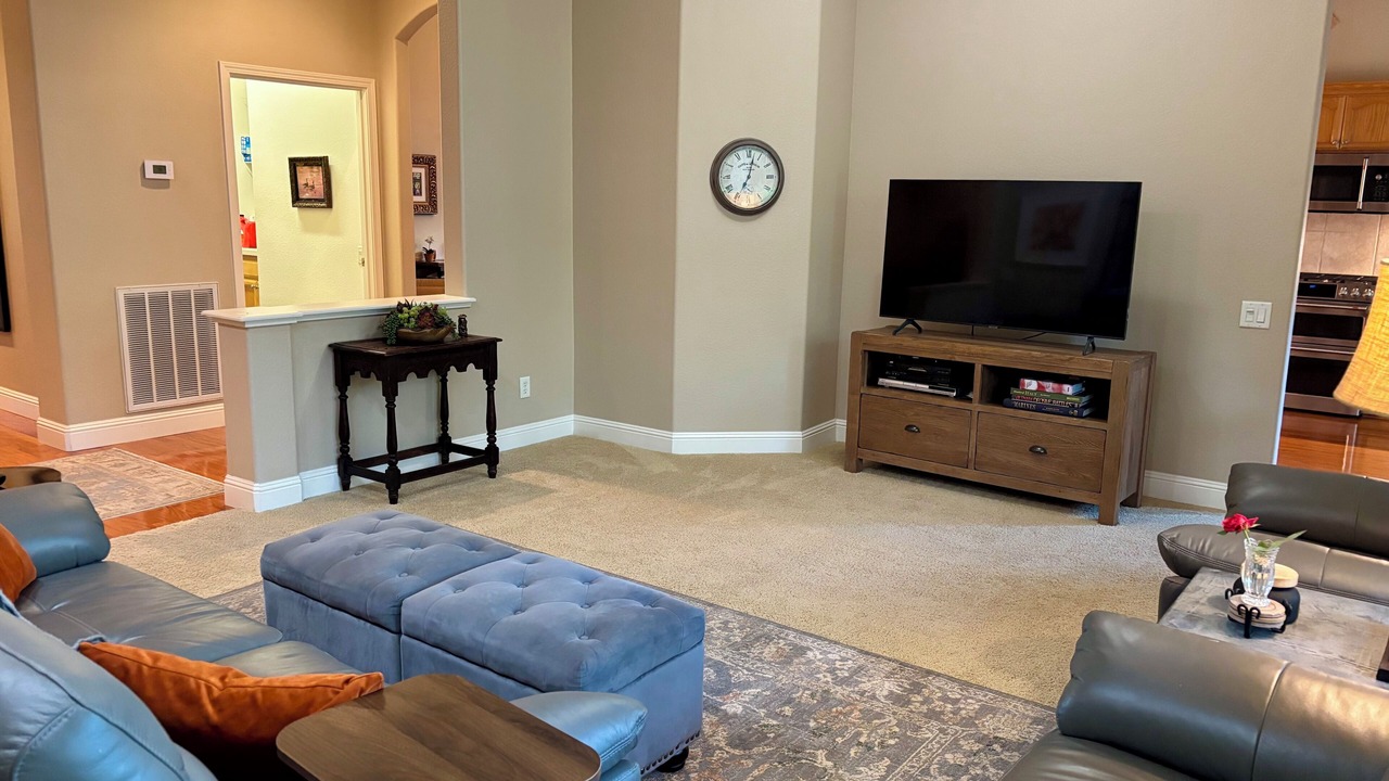 Photo of Livingroom in Whitney Oaks