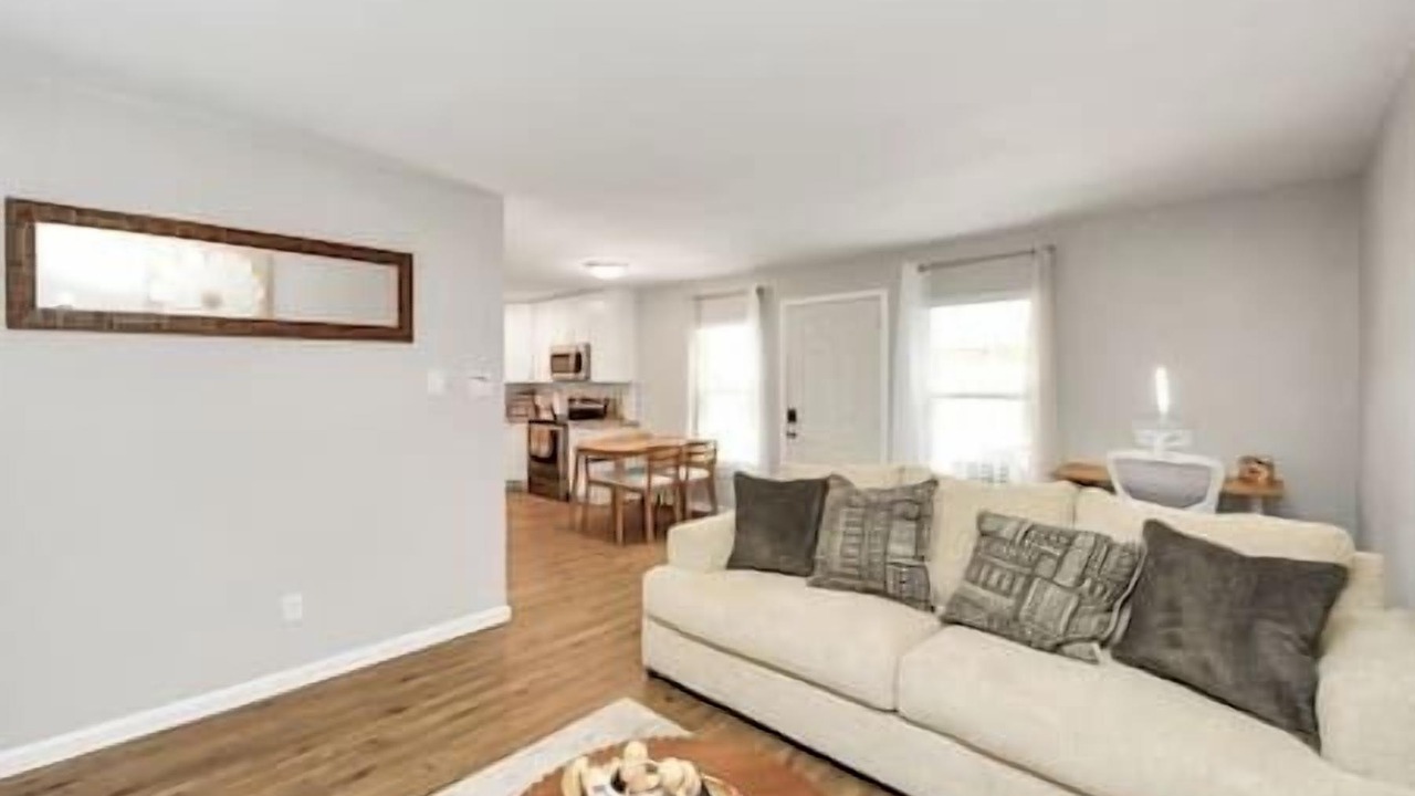 Photo of Livingroom in Greenway Plaza-Upper Kirby