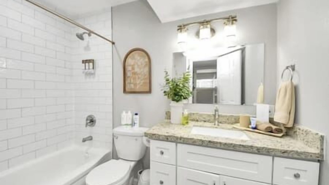 Photo of Bathroom in Greenway Plaza-Upper Kirby