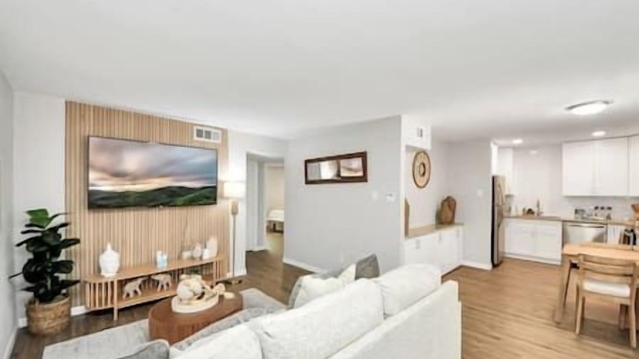 Photo of Livingroom in Greenway Plaza-Upper Kirby