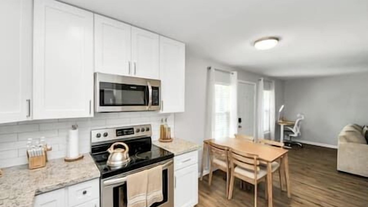 Photo of Kitchen in Greenway Plaza-Upper Kirby