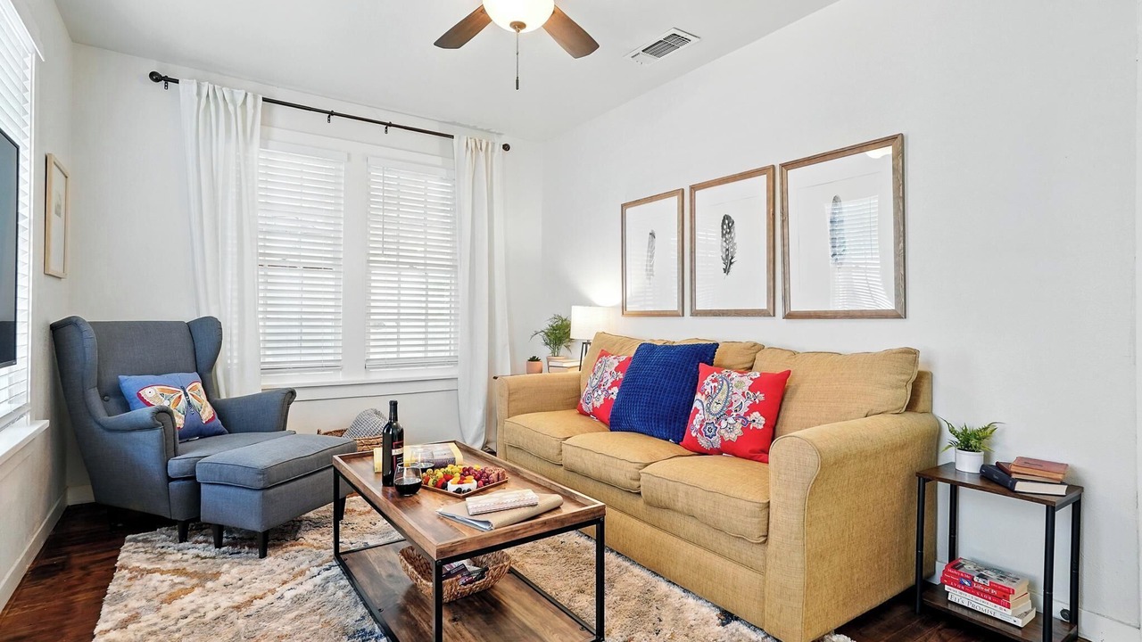 Photo of Livingroom in Sayles Blvd. Area