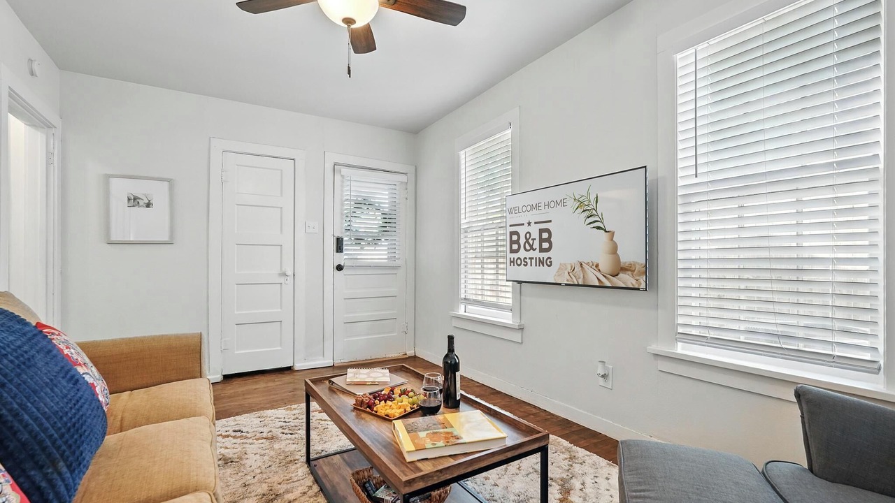 Photo of Livingroom in Sayles Blvd. Area