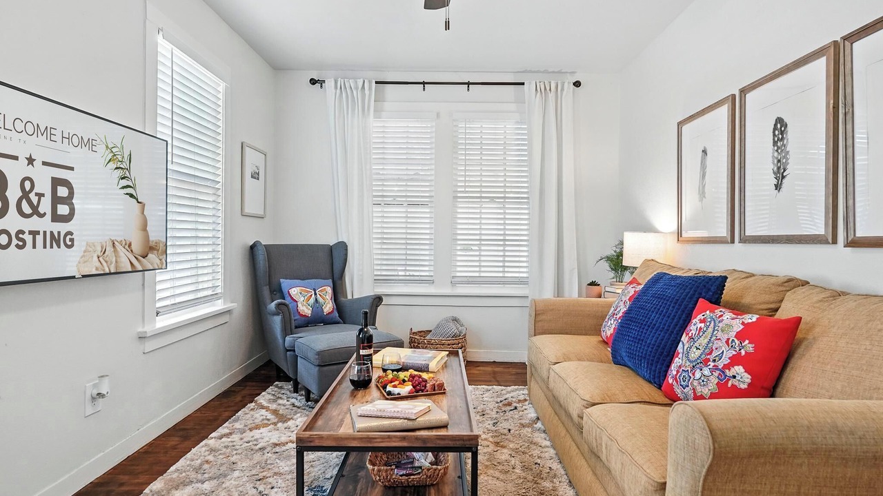 Photo of Livingroom in Sayles Blvd. Area