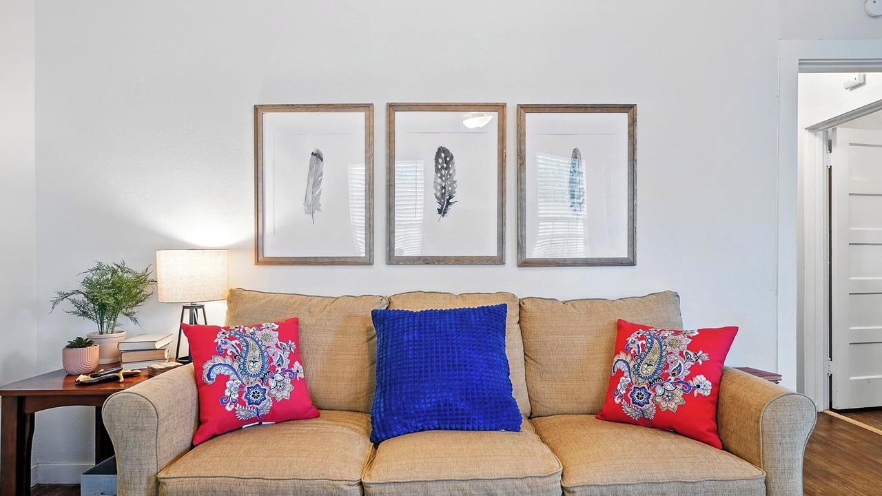Photo of Livingroom in Sayles Blvd. Area