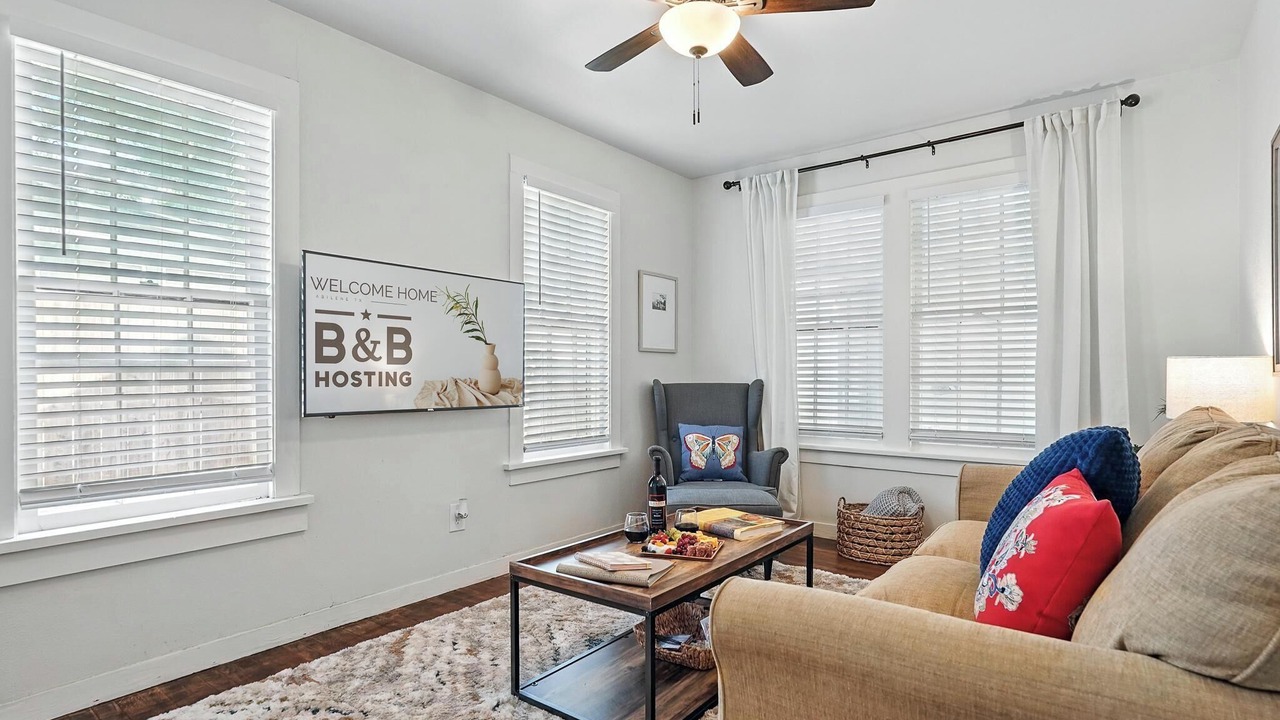 Photo of Livingroom in Sayles Blvd. Area