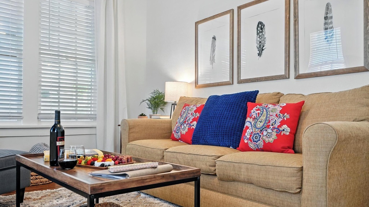 Photo of Livingroom in Sayles Blvd. Area