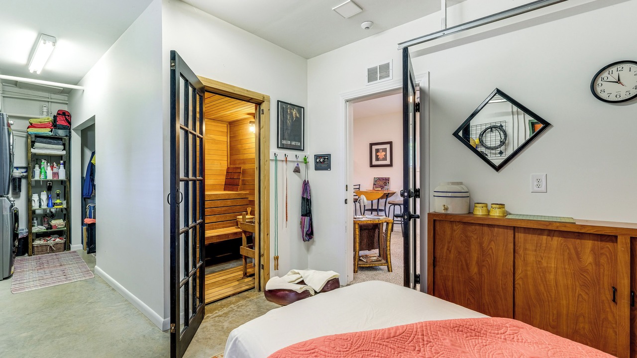 Photo of Bedroom in Court House