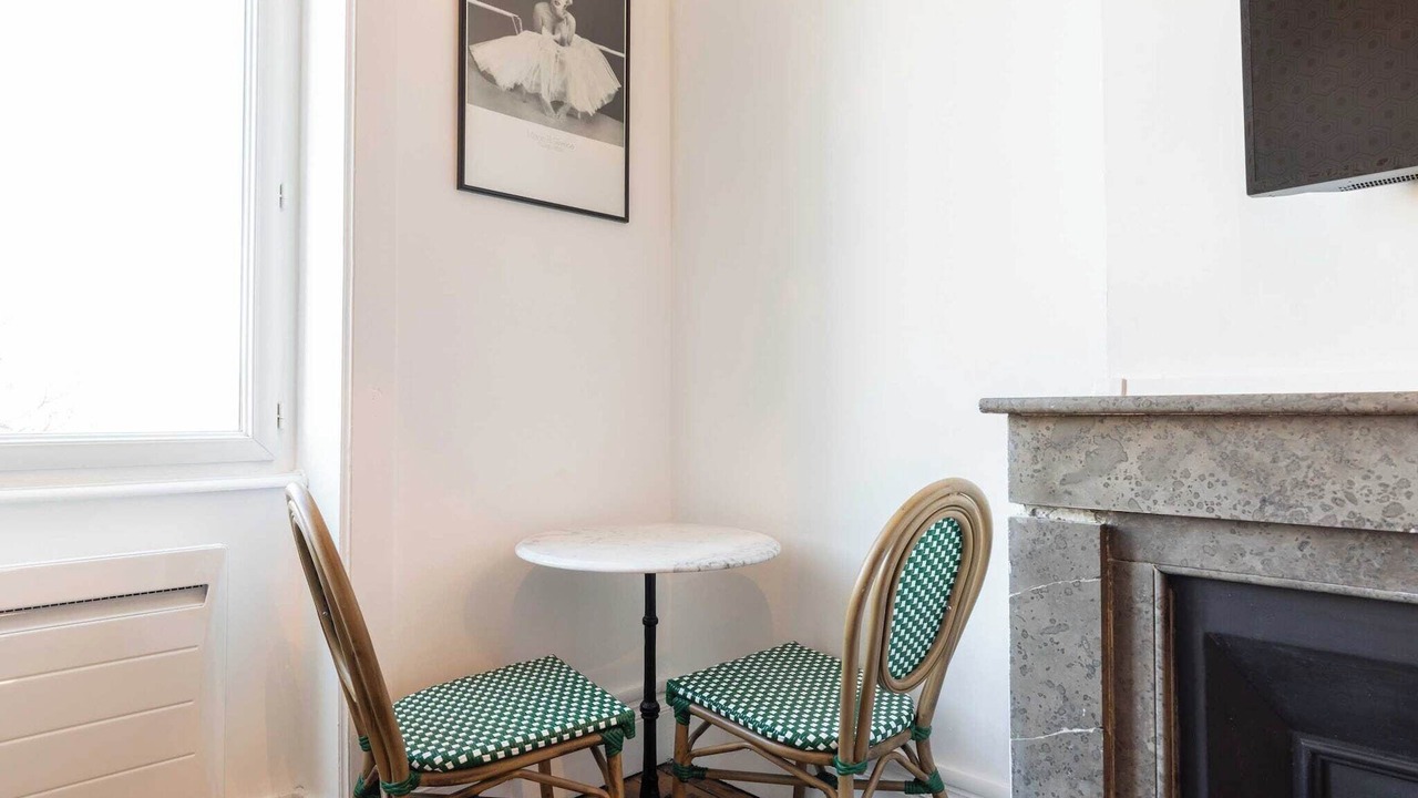 Photo of Livingroom in Republique - Tolstoi