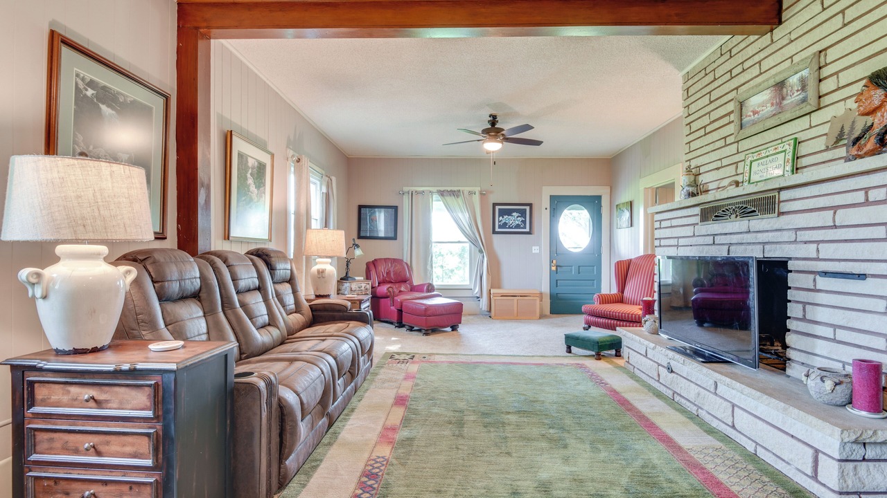 Photo of Livingroom in Osage County