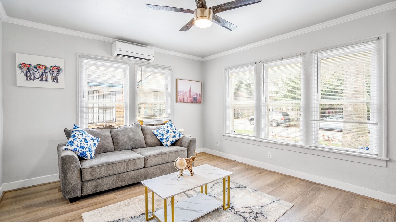 Photo of Livingroom in South Central Houston