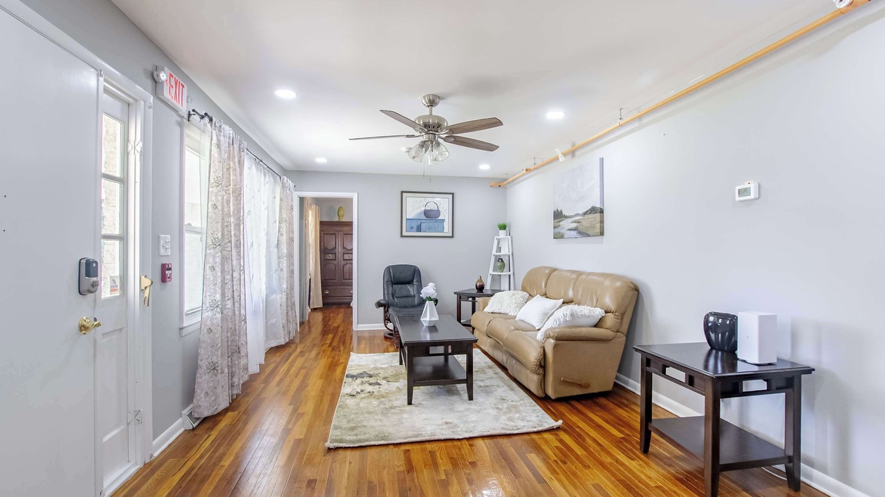 Photo of Livingroom in Newark