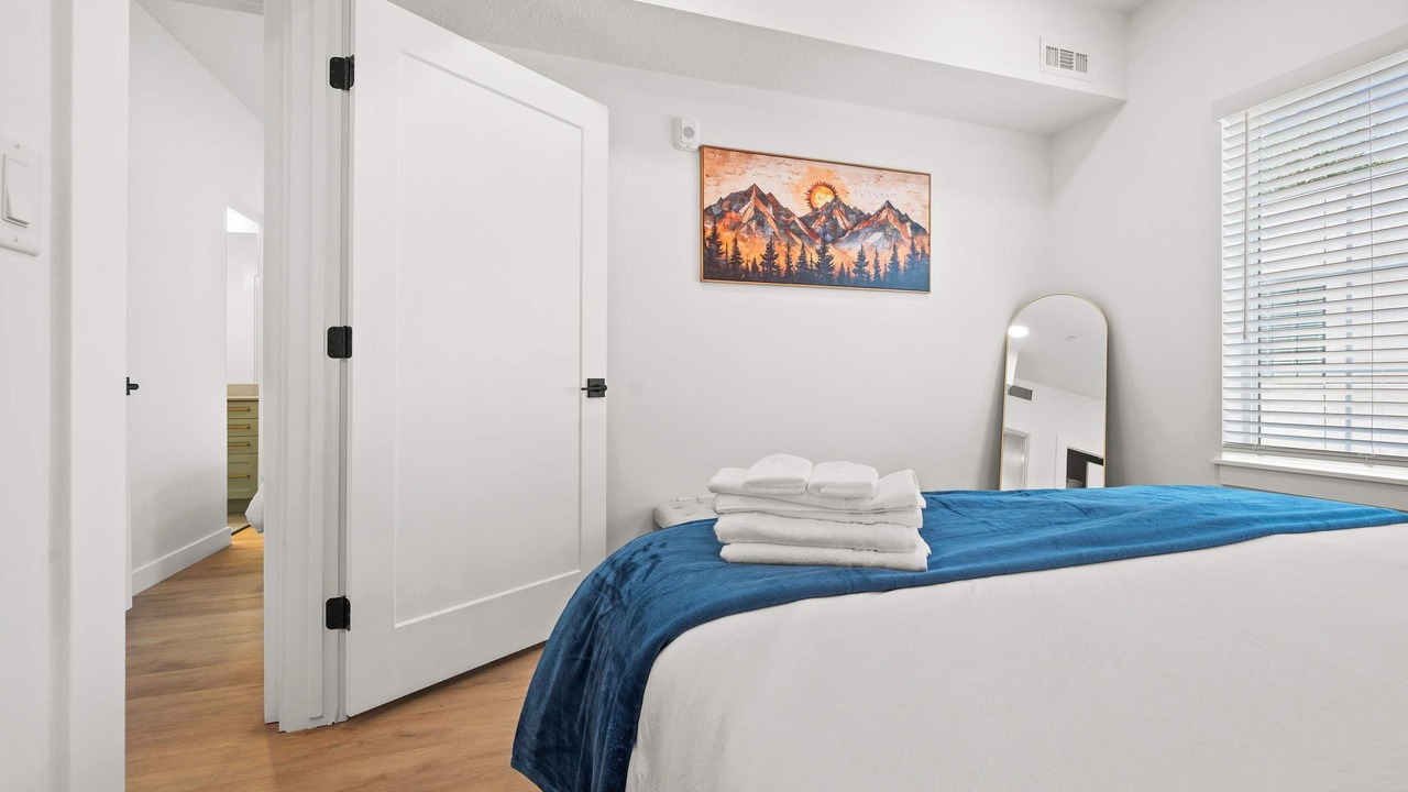 Photo of Bedroom in People's Freeway