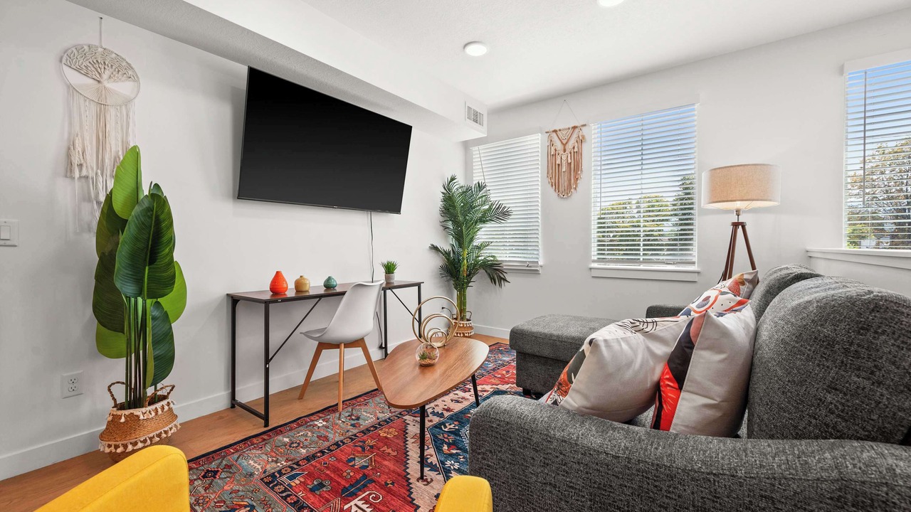 Photo of Livingroom in People's Freeway