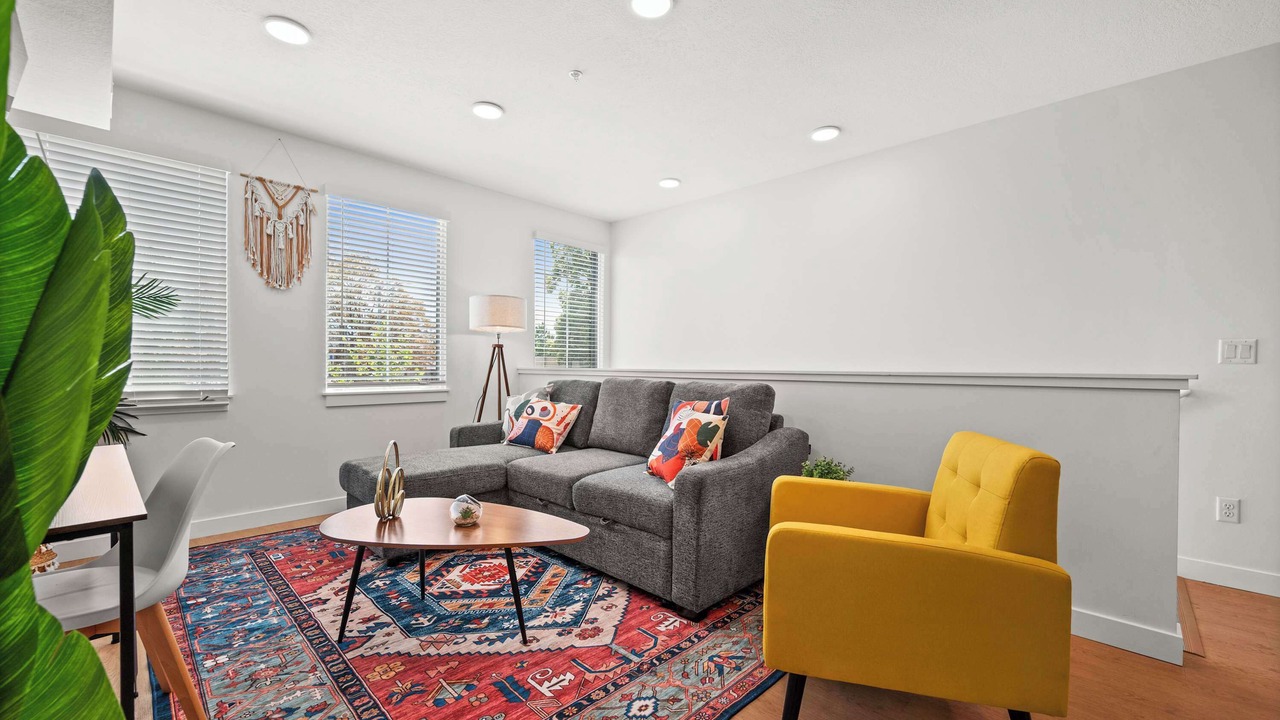 Photo of Livingroom in People's Freeway