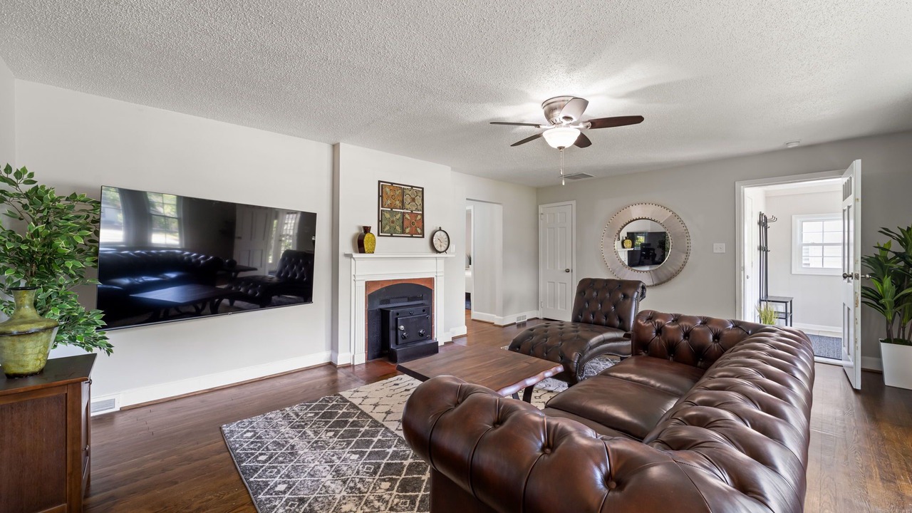 Photo of Livingroom in Lindley Park