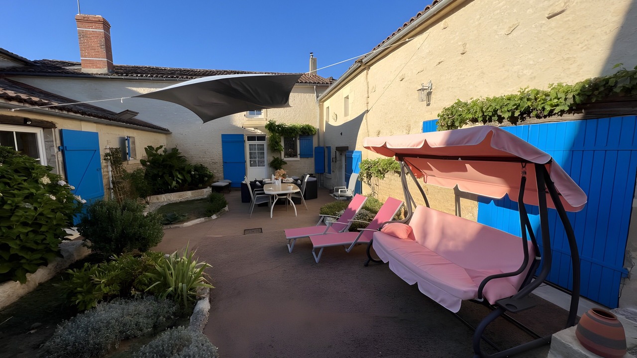 Photo of Patio Balcony in Saint-Martin-de-Fraigneau