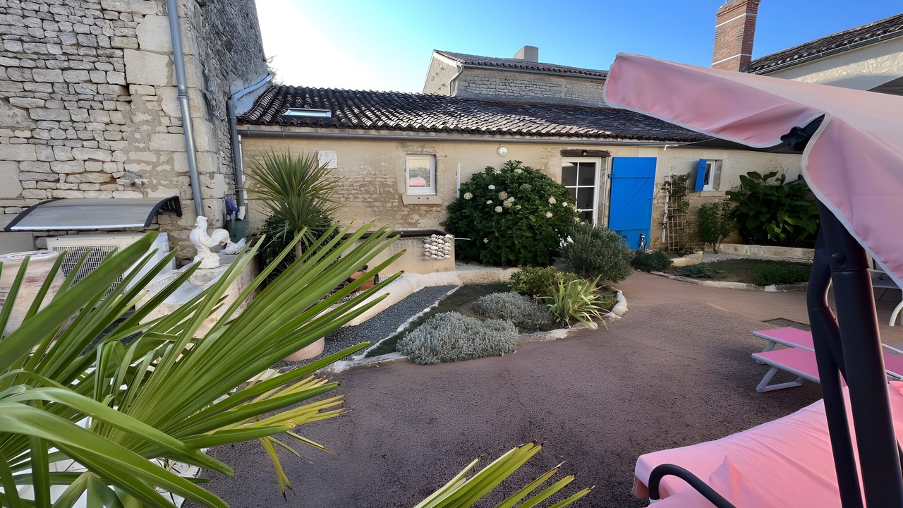 Photo of Patio Balcony in Saint-Martin-de-Fraigneau