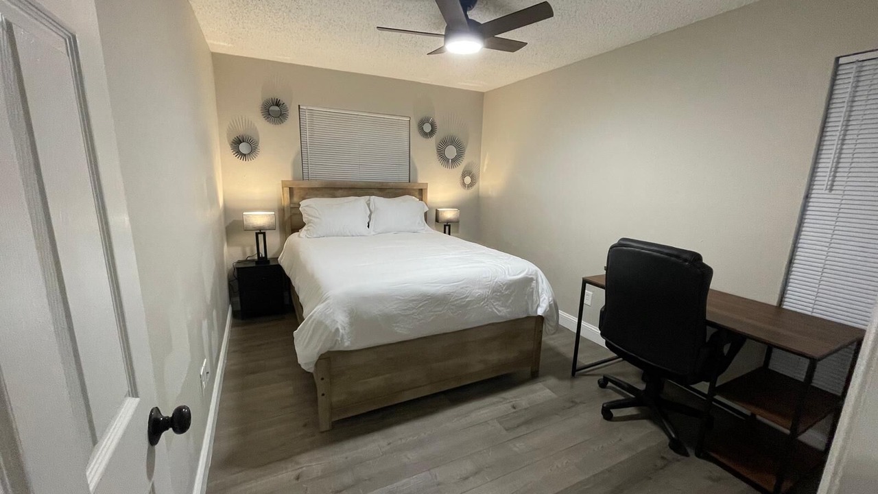 Photo of Bedroom in Oaks Historic District