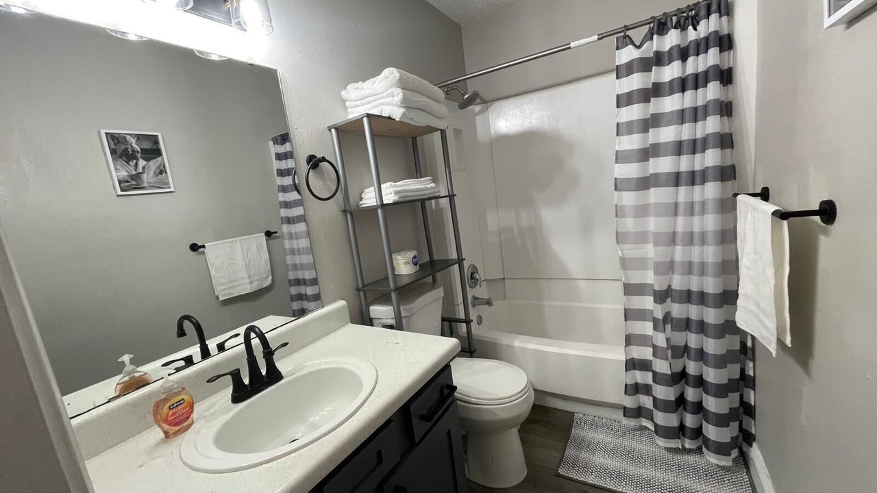 Photo of Bathroom in Oaks Historic District
