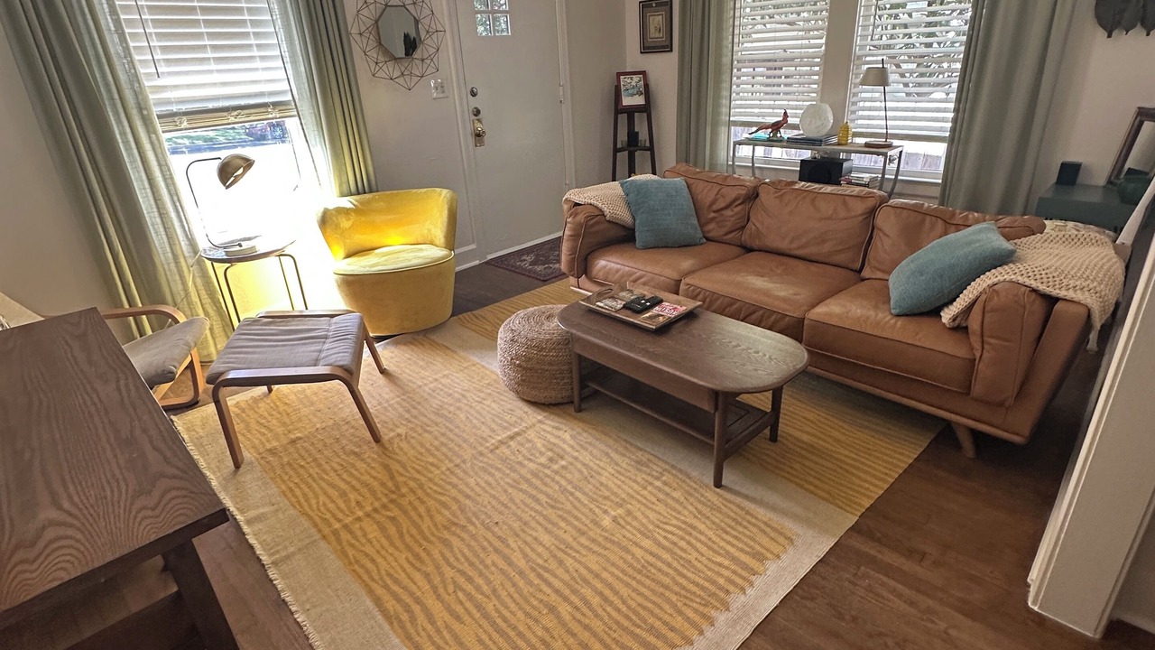 Photo of Livingroom in South River City