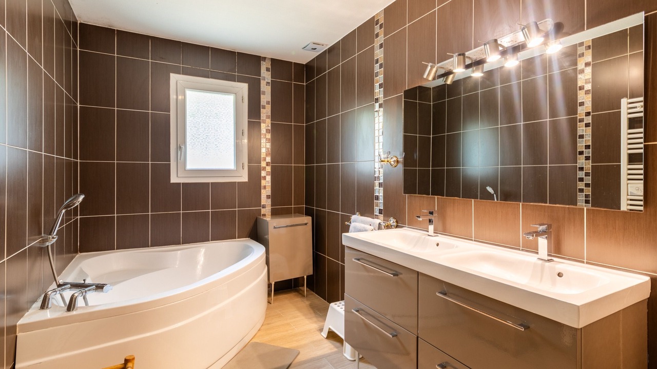 Photo of Bathroom in Fals