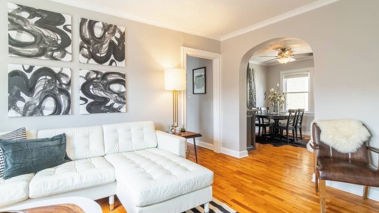Photo of Livingroom in West Plaza