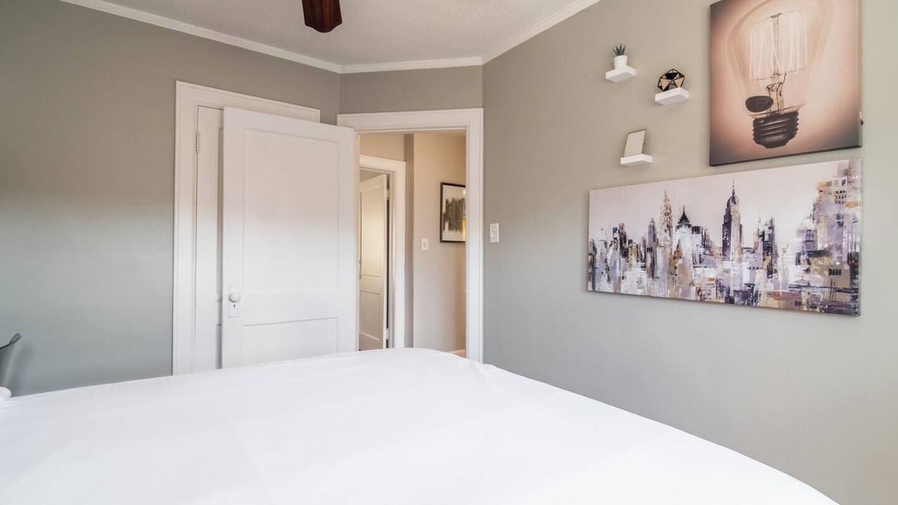Photo of Bedroom in West Plaza