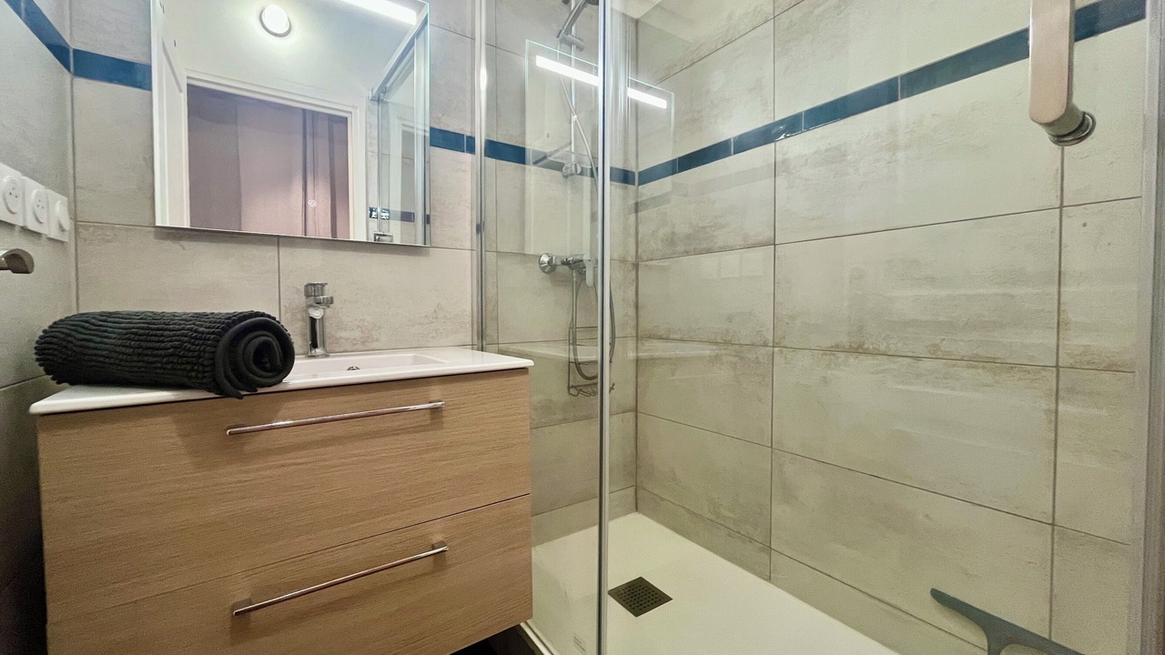 Photo of Bathroom in Hyeres City Centre