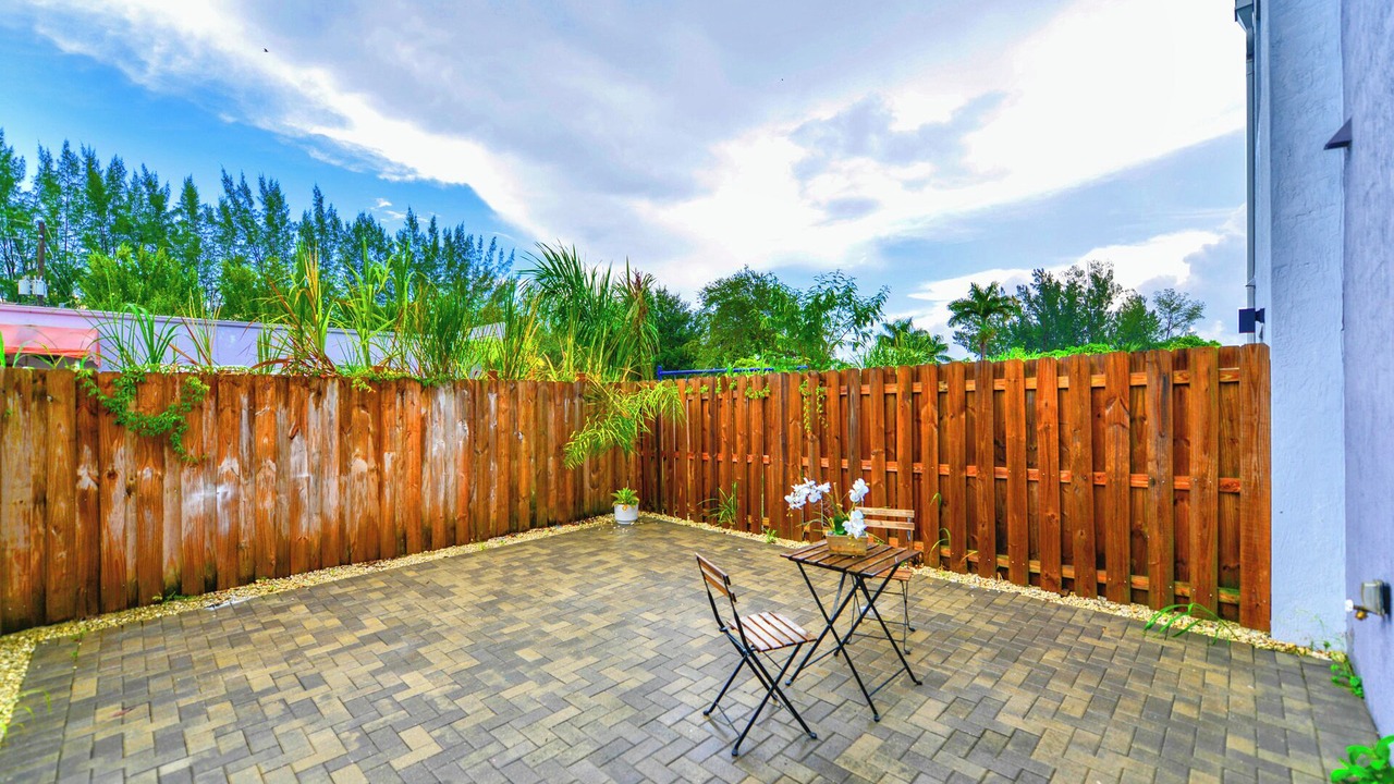 Photo of Patio Balcony in Golden Glades