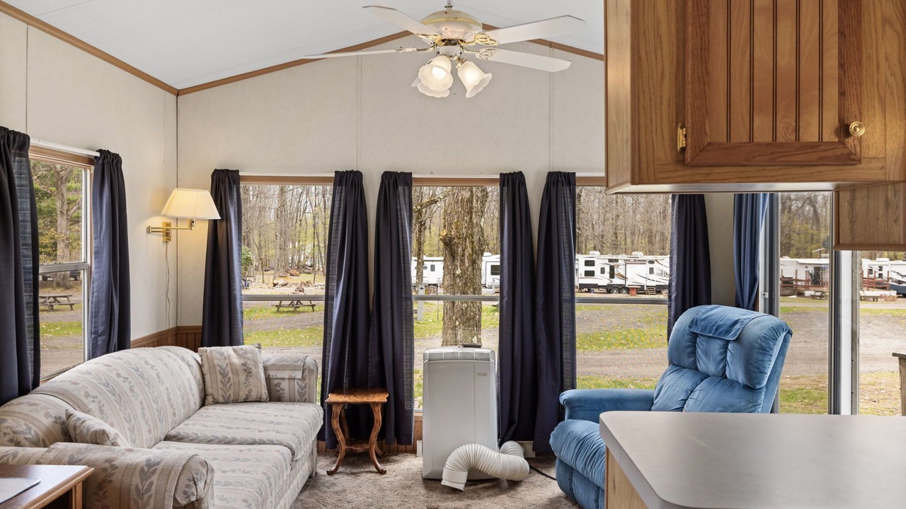 Photo of Livingroom in Russell