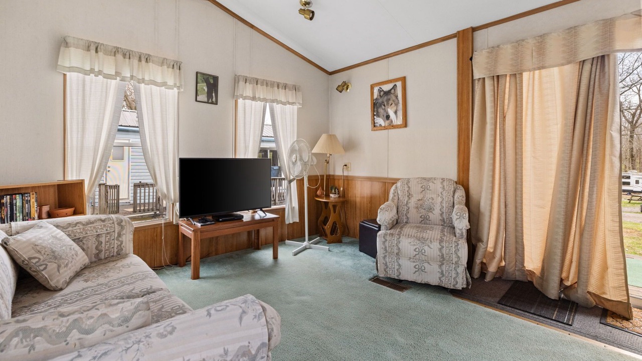 Photo of Livingroom in Russell