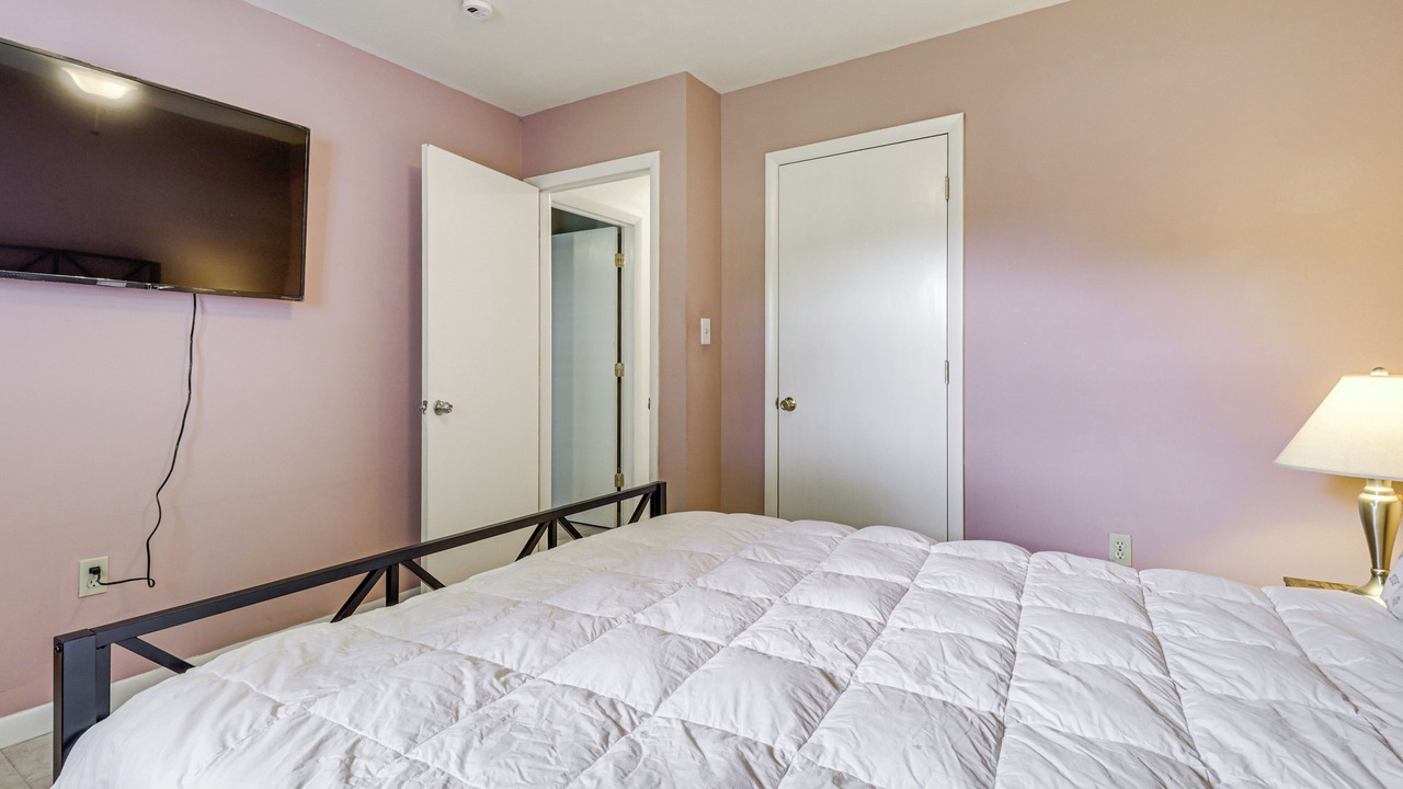 Photo of Bedroom in Coliseum Central